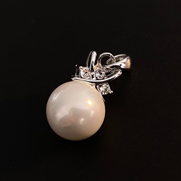 Pearl Pendant & Earrings - Picture 2 of 3